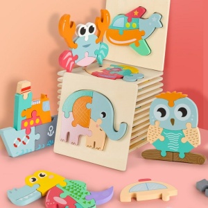 Puzzle en bois 3D pour les bébés avec des formes d'animaux colorés en bois devant un mur coloré