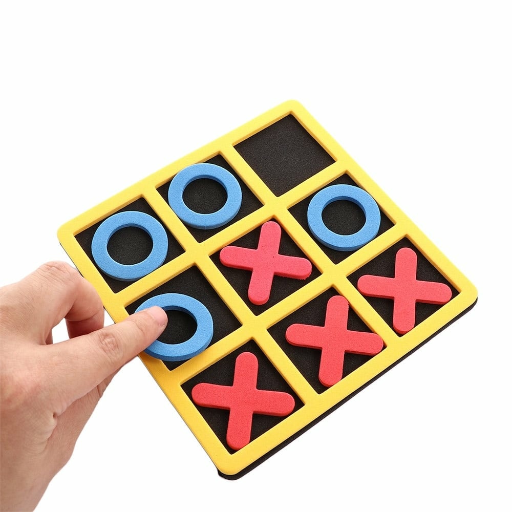 Jeu de société interactif parent-enfant avec croix en rouge et boulle en bleu dans un carré jaune