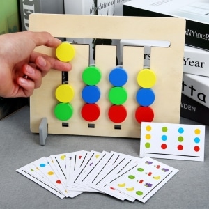 Jeu en bois pour enfants en bois avec pièces colorés et des cartes sur une table grise