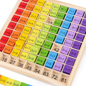 Table de multiplication en bois colorés style arc en ciel