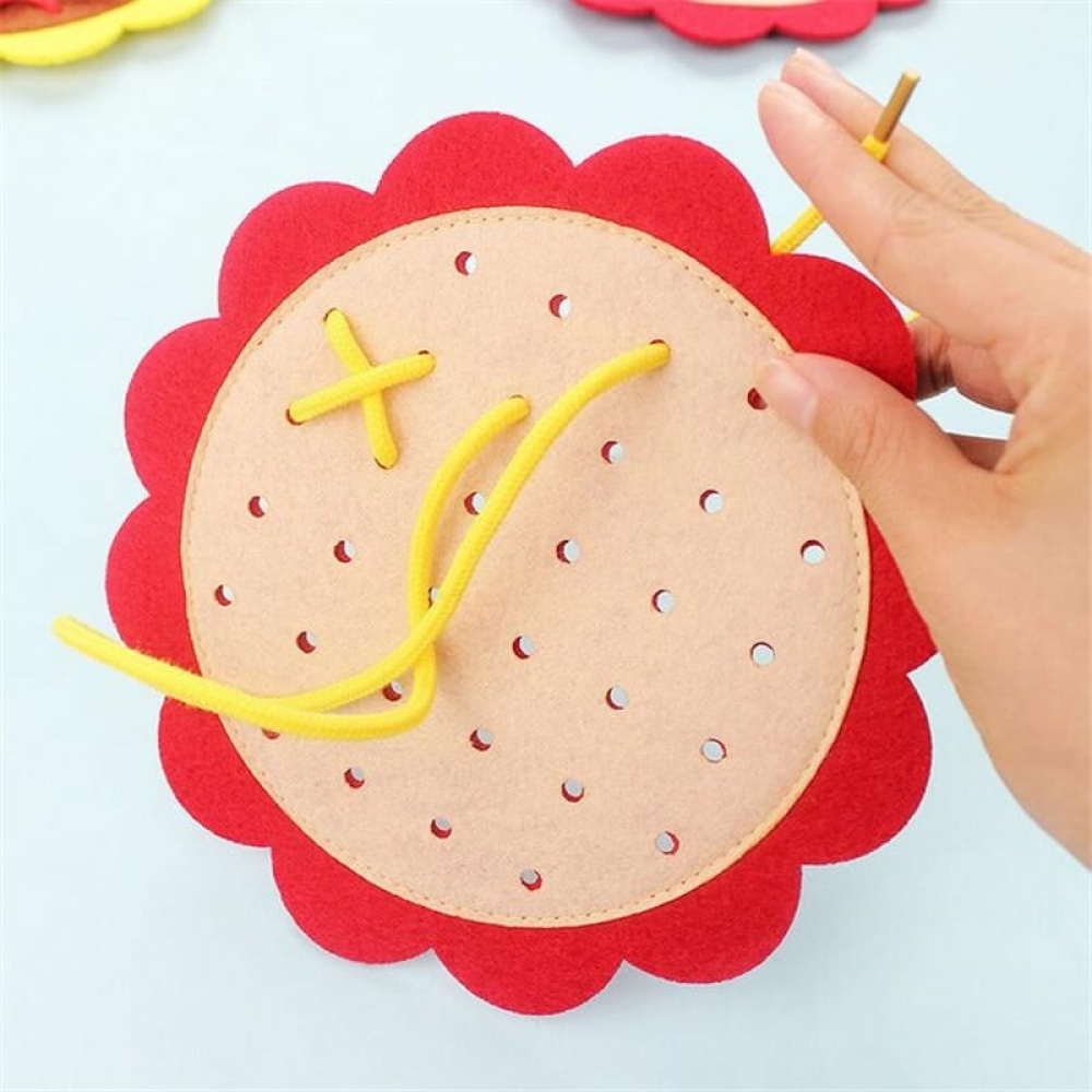 Puzzles à tricotage en forme de rose avec une main et un fil jaune