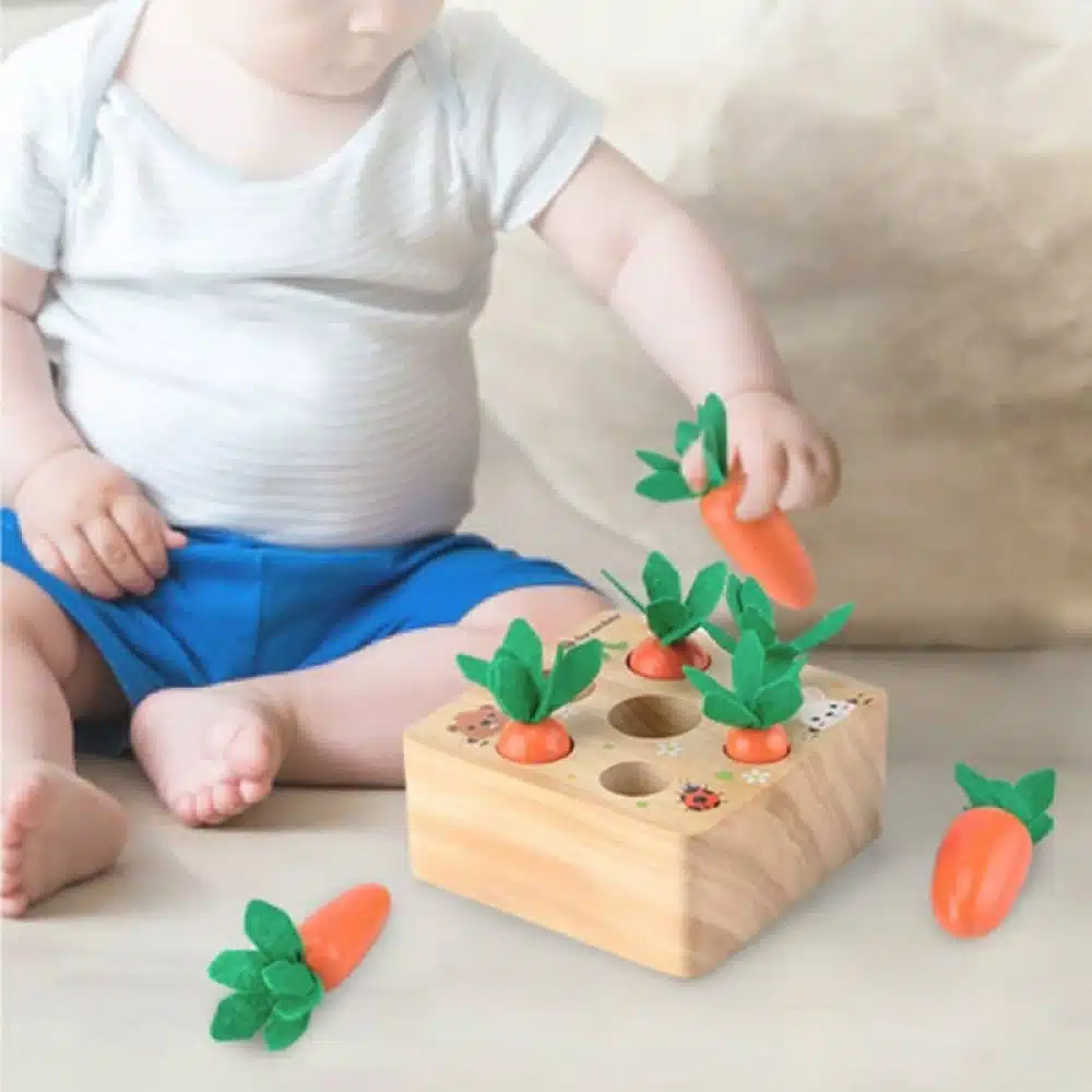 Puzzle en bois de récolte des carottes avec bébé sur tapis blanc