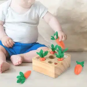 Puzzle en bois de récolte des carottes avec bébé sur tapis blanc