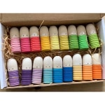 Poupées à chevilles en bois pour enfants colorés dans une boite en carton