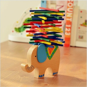Jeu de blocs d'équilibrage pour enfants avec elephant en bois avec oreilles en bleu sur une table en bois