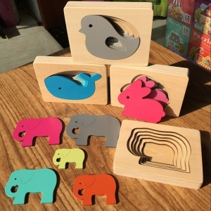 Jouet éducatif puzzle en bois pour enfant coloré sur une table en bois