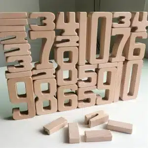 Jeu de construction numérique en bois sur une table blanche