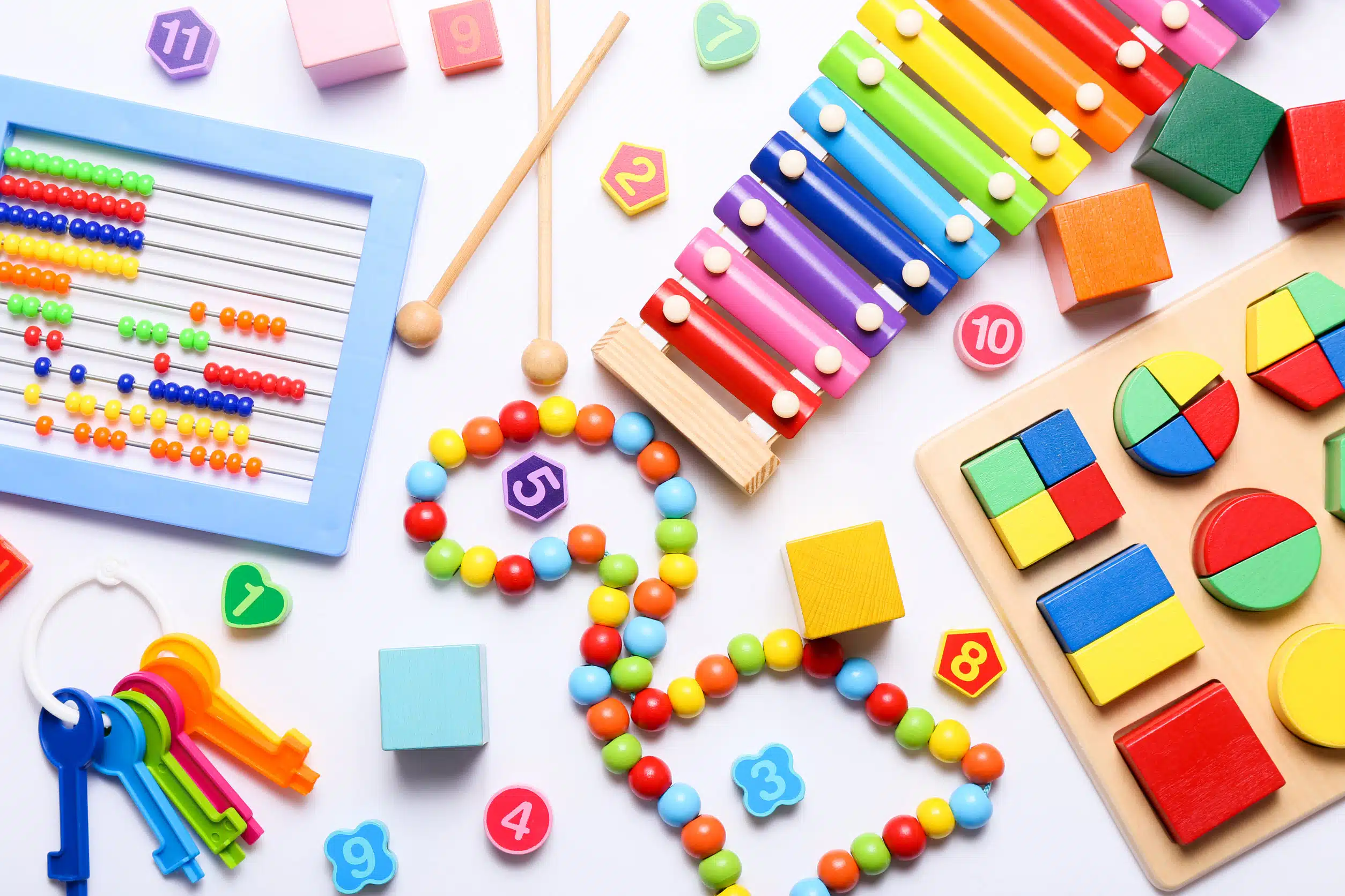 Des dizaines de jouets éducatifs pour enfant de toutes les couleurs vue d'en haut