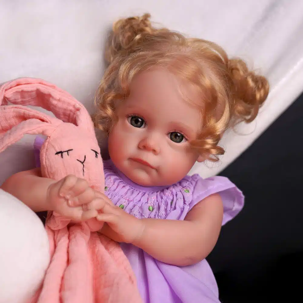 Poupée princesse avec doudou lapin rose et robe violet