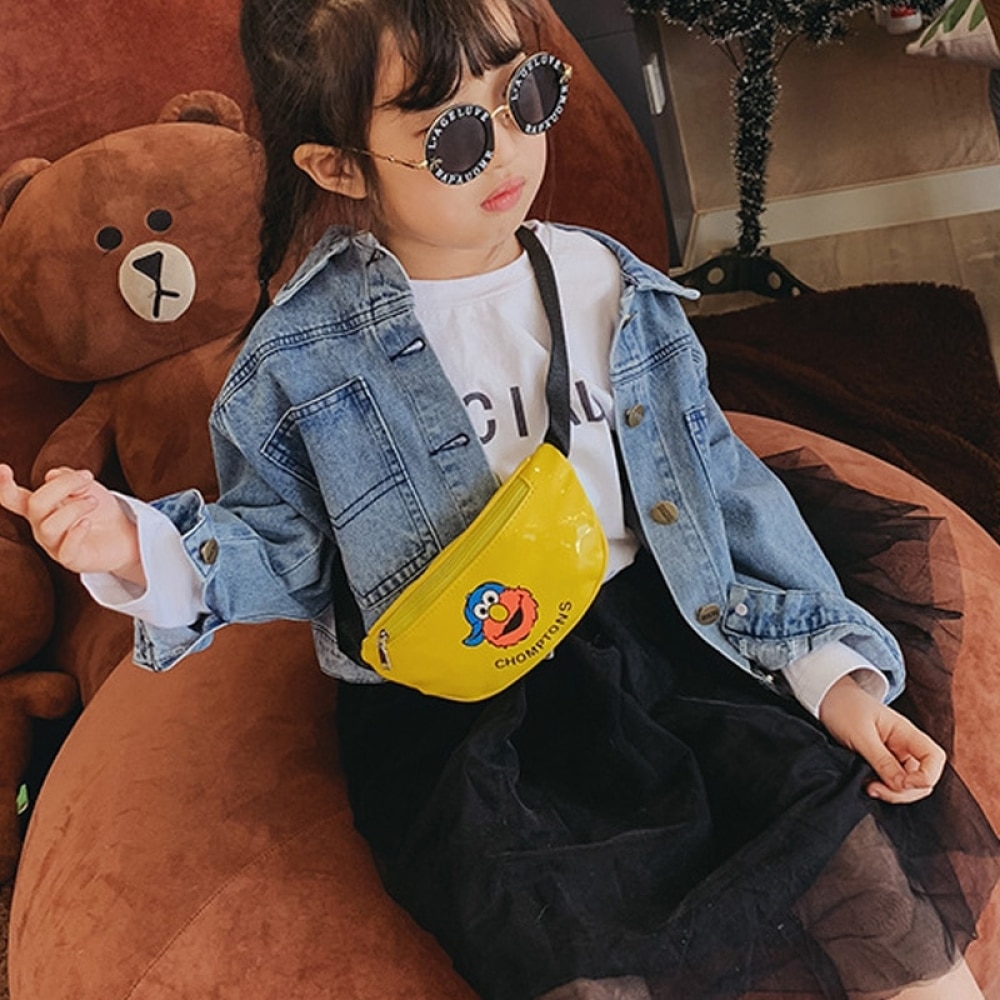Sacoche banane colorée pour enfants avec fille assise et avec ours en peluche marron