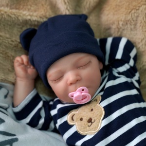 Poupée bébé reborn en silicone avec boné bleu pull aux rayures et sucette