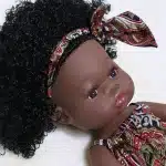 Poupée afro à beaux cheveux avec robe et bandeau style africain