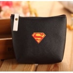 Porte monnaie avec logo Superman en noir sur une base en bois