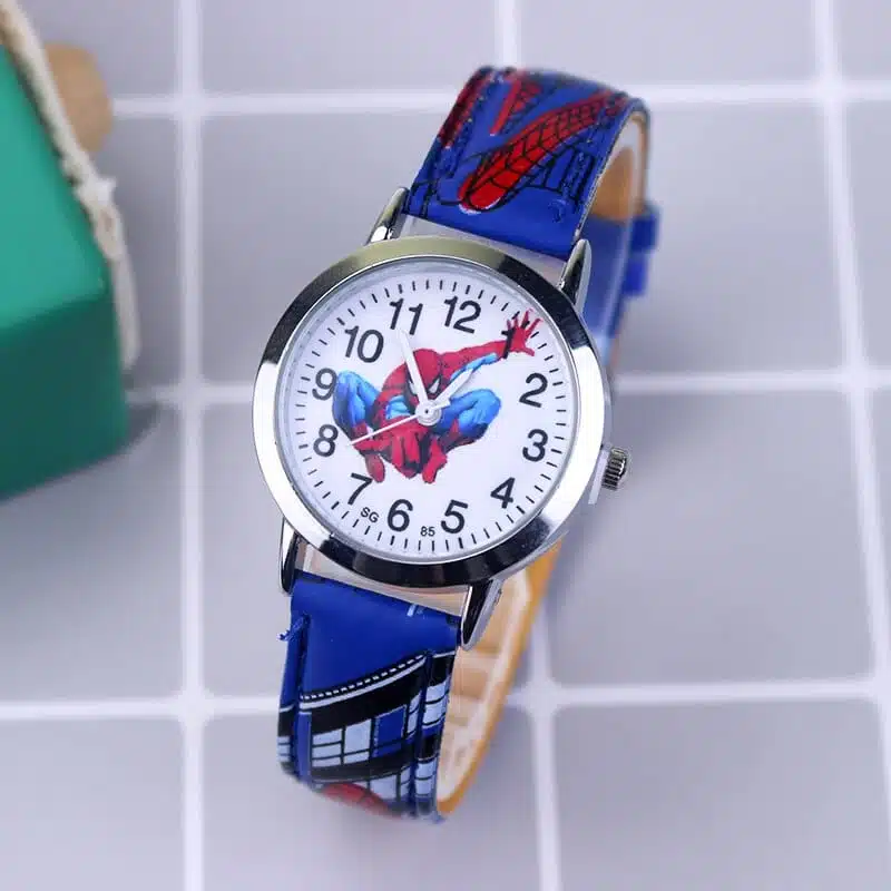 Une montre spiderman pour enfant avec un cadran rond argenté et un bracelet bleu