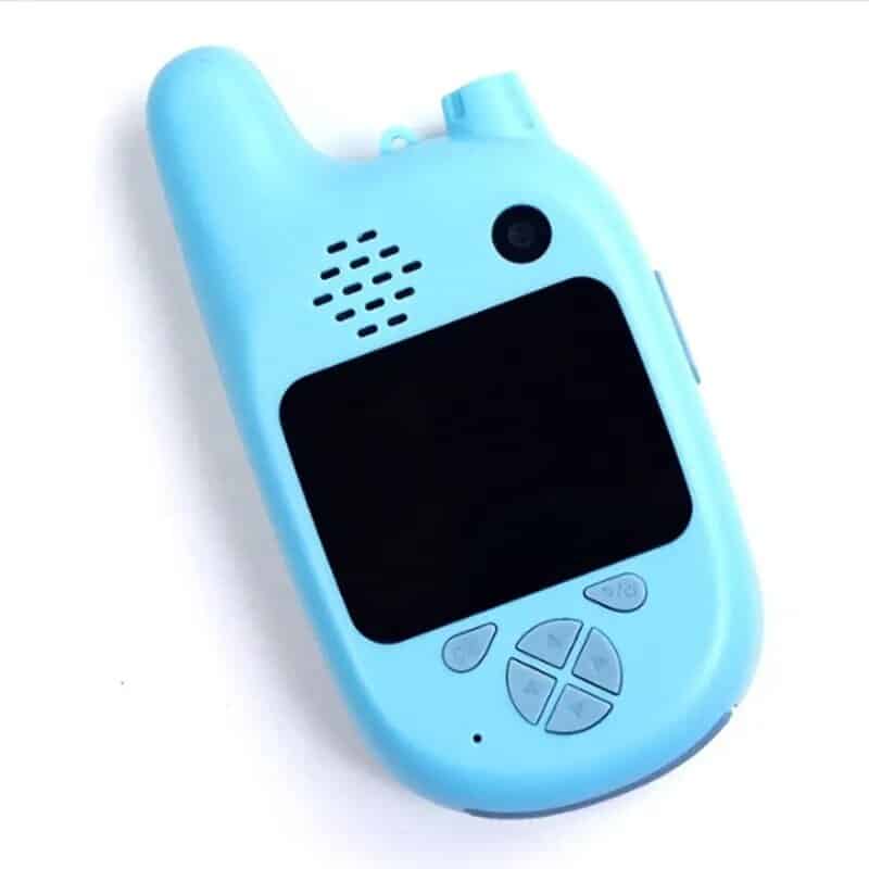 Un talkie walkie pour enfant, il est bleu avec un écran noir et une antenne