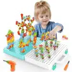 Jeu de construction enfant inspiré de l'école Montessori avec des petites pièces et une fille entrain de jouer