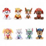 Peluche de la Pat'Patrouil ressemblant à des chiens comme dans le dessin animé, représentant les 8 personnages les plus importants de la série, Marshall, Rubble, Tracker, Zuma, Skye, Everest, Rocky, Chase.
