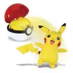 Pokéball avec figurines Pokémon avec pikachu jaune sur fond blanc