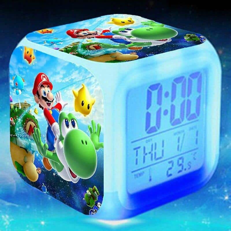 Un reveil matin bleu en forme de cube avec des dessins de Super Mario et Yogi