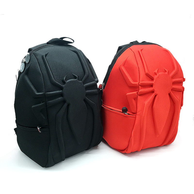 Deux sacs à dos sur fond blanc il y a un sac noir et un sac rouge. Tout les deux ont une araignée dessinée dessus représentant Spiderman