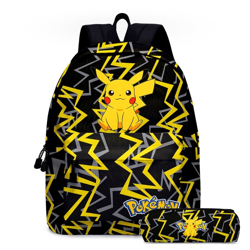 Un sac à dos pour enfant noir avec un pikachu déssiné dessus. Il y a aussi une trousse aux couleurs de pokémon avec un pikachu