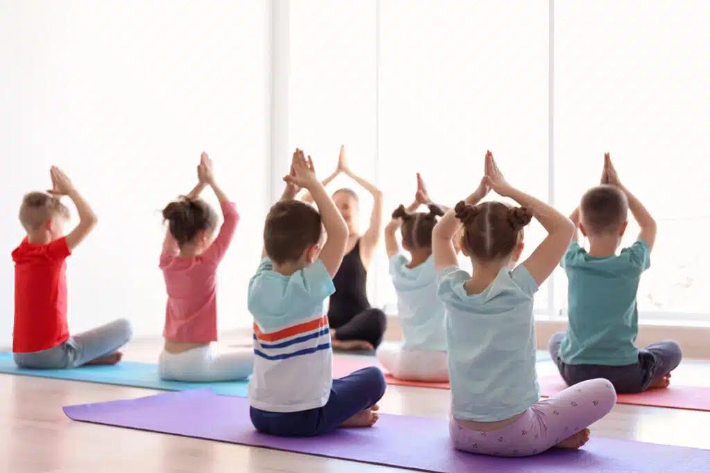 Group d'enfants en train de pratiquer du yoga