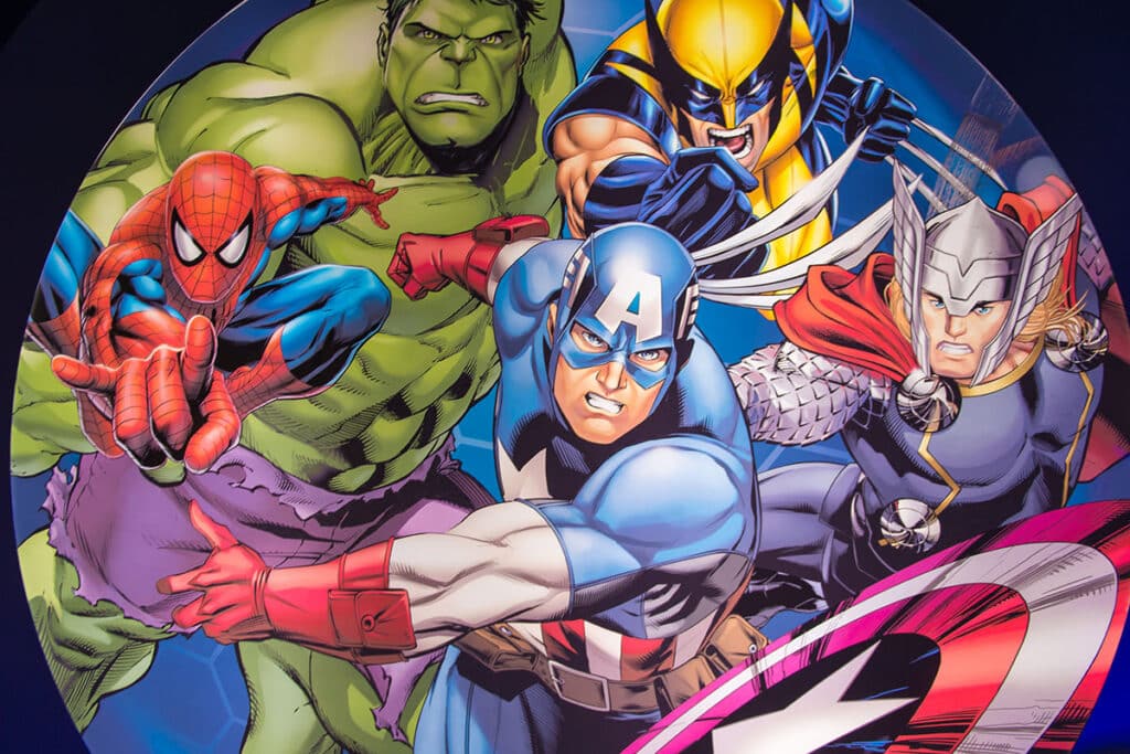 Un ecusson des Marvel représentant spiderman, Hulk, Wolverine, Thor et Captain America