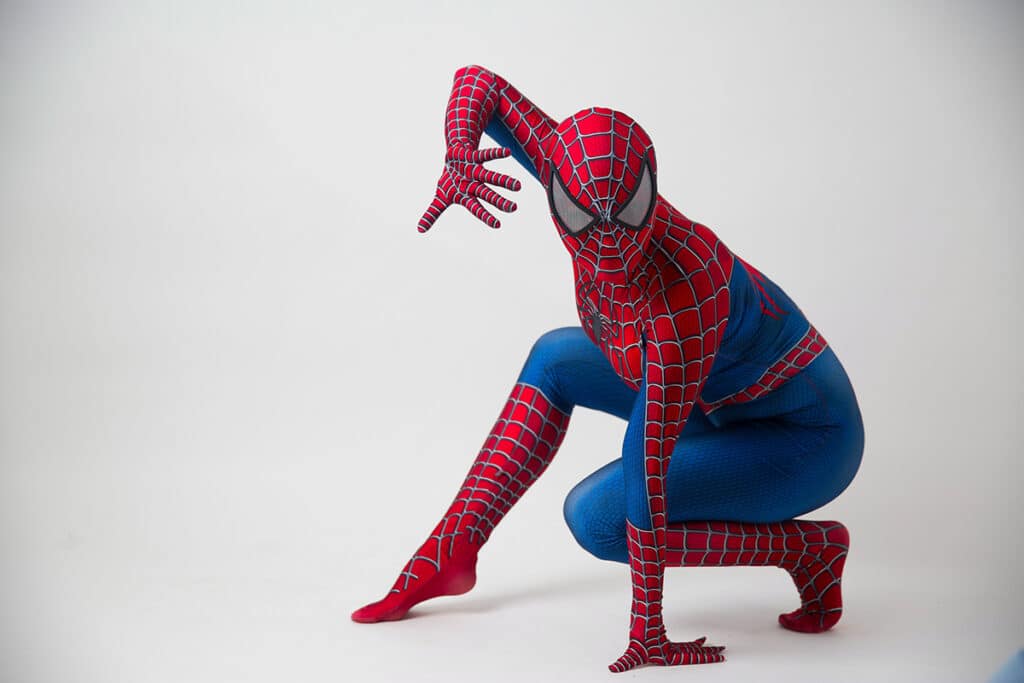 La statue de Spiderman du musée Tussaud d'Amsterdam. Spiderman est en équilibre sur la paroi d'un mur.