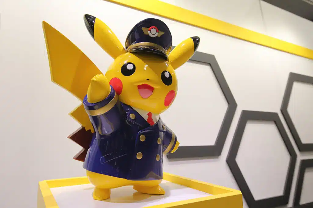 Une grande statuette à l'effigie de pikachu déguisé en stewart d'avion.