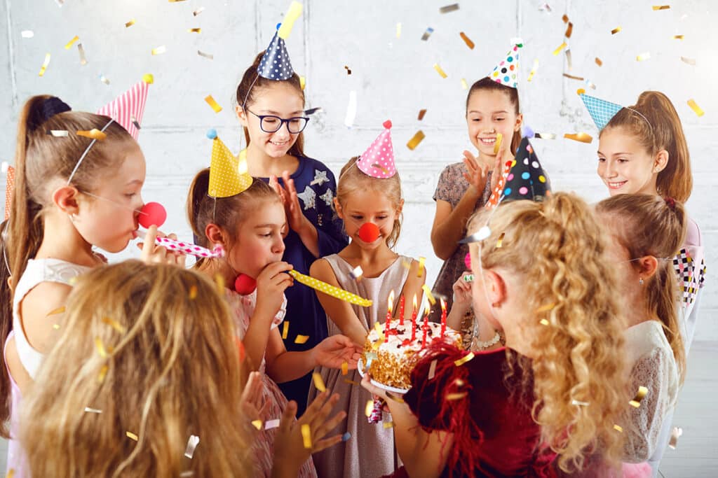Groupe d'enfants qui fêtent l'anniversaire de leur ami