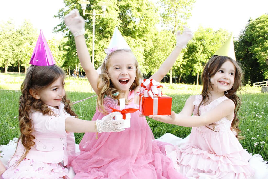 Groupe de filles en train de fêter l'anniversaire de leur amie