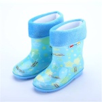 Chaussures de pluie en caoutchouc pour enfant en bleu avec des motifs