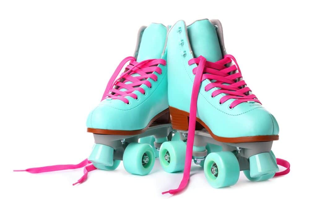 Paire de patins à roulettes bleu à lacets rose et à roulettes bleues.