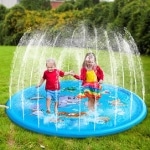 Tapis jet d'eau pour enfant style piscine avec garçon et fille a l'interieur