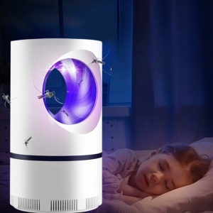 Lampe anti-moustiques UV pour enfant blanc et violet dans une chambre avec une fille