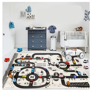 tapis de jeu de voiture en noir et blanc dans une chambre d'enfant