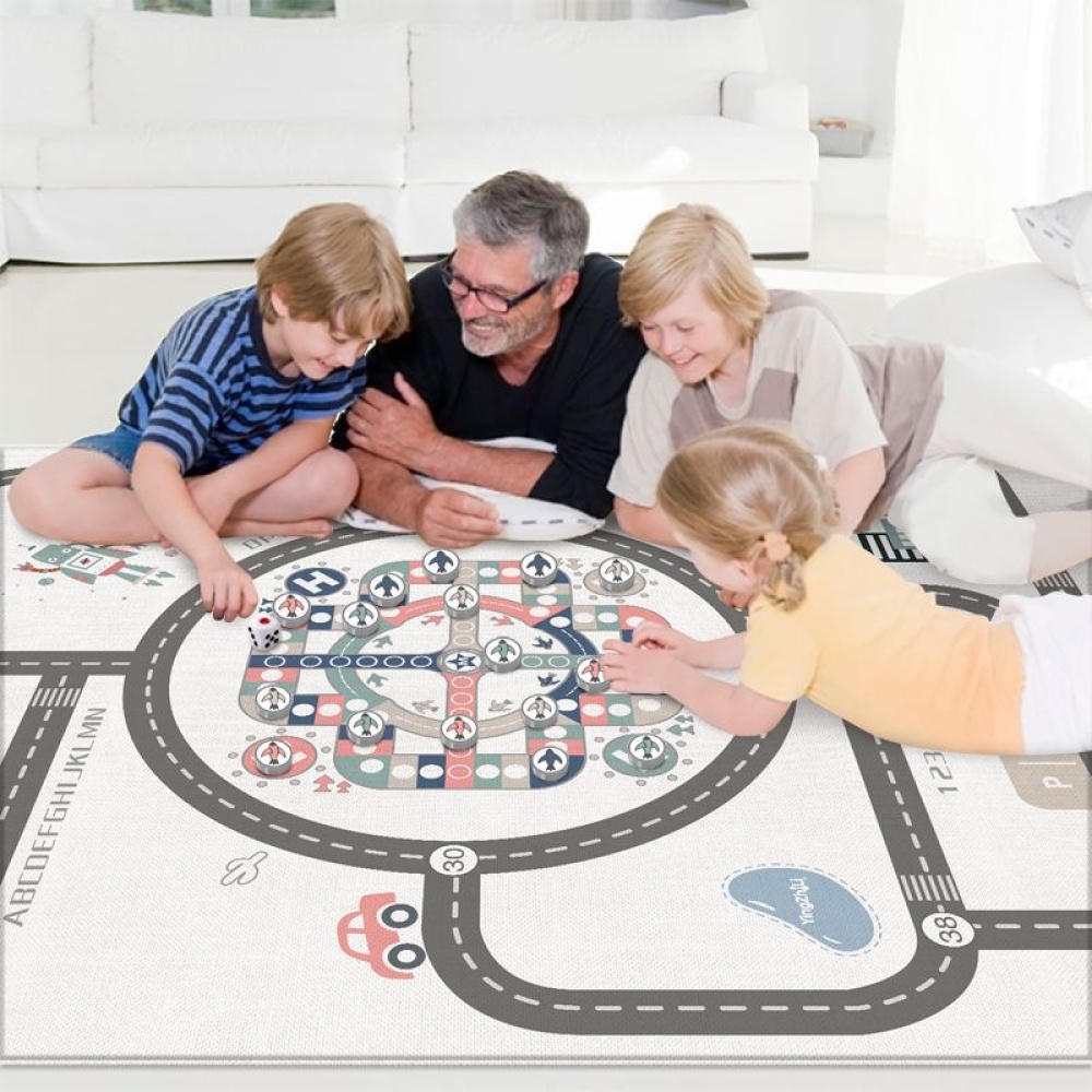 famille qui joue ensemble avec un tapis de jeu jeu avec circuits pour voiture