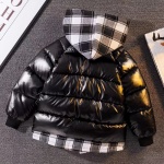 Doudoune imperméable à capuche pour enfants avec motif carreaux en noir