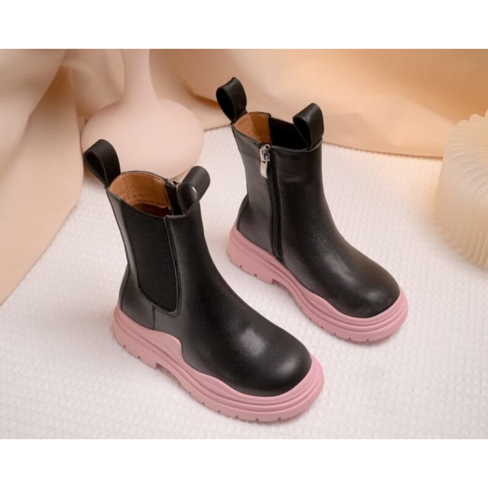 Boots montantes à semelle épaisse et étanche pour petites filles. Bonne qualité et très pratique.