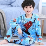 Pyjama polaire doux Spider-Man pour garçons bleu sur un garçon a cote de son lit