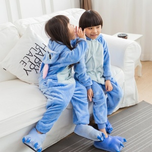 Pyjama polaire de dessin animé chaud pour enfants stitch bleu avec 2 enfants sur un canapé blanc