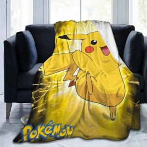 Plaid Pokémon Pikachu pour enfants jaune sur un canapé noir devant une fenetre