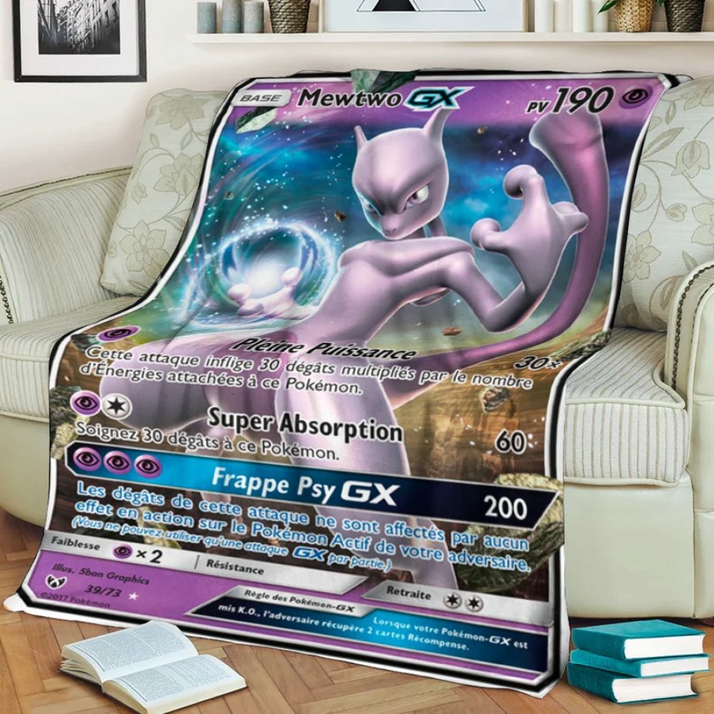 Plaid carte Pokémon Mewtwo GX pour enfants violet sur un canapé blanc avec des livres