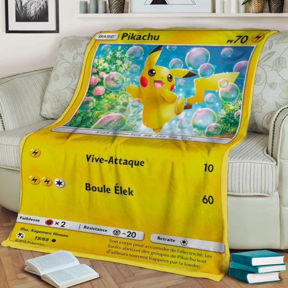 Plaid carte Pokémon Pikachu mignon sur un canapé avec des livres