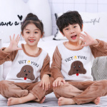 Pyjama polaire à plusieurs motifs différents adorable pour enfants devant, en blanc et marron dans une fille et un garçon