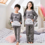 Pyjama polaire en flanelle chaud pour enfants gris avec poche devant motif chat sur 2 enfants dans une chambre
