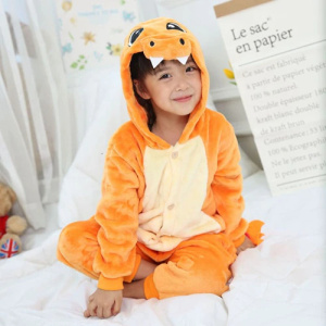 Pyjama polaire mignon à motif dessin animé pour enfants dracaufeu orange avec petite fille sur un lit en blanc