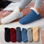 Chaussettes d'hiver épaisses en laine pour enfants chaudes et colorés dans les pieds d'une fille