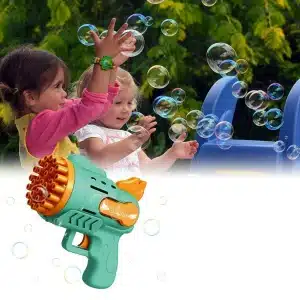Pistolet à bulle automatique pour enfant avec des enfants qui jouer avec le pistolet vert