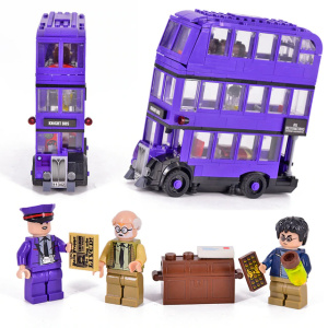 Jeu blocs de construction Harry Potter pour enfants un auto-carre violet avec plusieurs figurines et un fond blanc